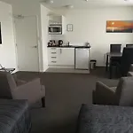 Airport Palms Motel