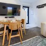 Sun Soaked Central Townhouse 2 Bed 2 Bath
