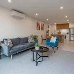 Urban Nest - Entire Townhouse And Free Parking