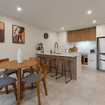 Urban Nest - Entire Townhouse And Free Parking