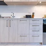 Elegant 2 Bed 2 Bath Home In The Cbd