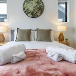 Elegant 2 Bed 2 Bath Home In The Cbd