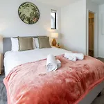 Elegant 2 Bed 2 Bath Home In The Cbd