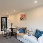 Modern 2 Bedroom Townhouse In Cbd With Parking! Sleeps 5