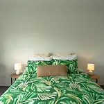 Modern 2 Bedroom Townhouse In Cbd With Parking! Sleeps 5