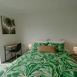 Modern 2 Bedroom Townhouse In Cbd With Parking! Sleeps 5