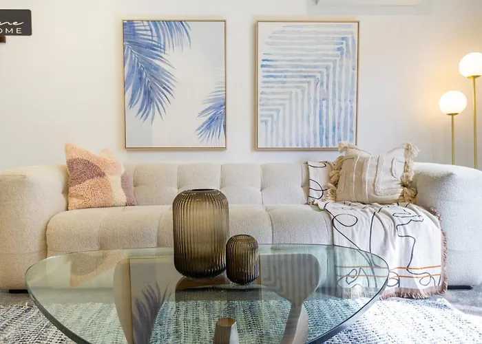 Sun Soaked Central Townhouse 2 Bed 2 Bath