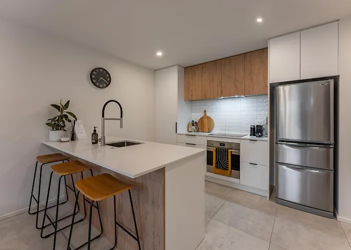 Urban Nest - Entire Townhouse And Free Parking