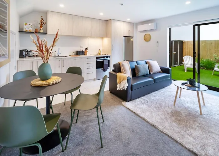 Elegant 2 Bed 2 Bath Home In The Cbd