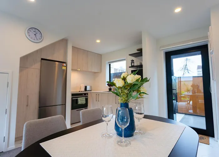 Modern 2 Bedroom Townhouse In Cbd With Parking! Sleeps 5