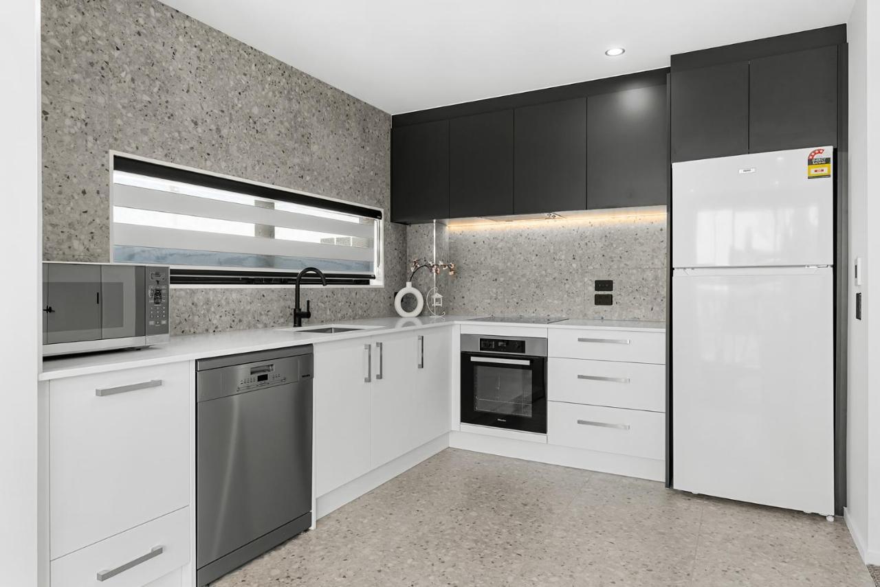 Cbd Contemporary Comfort Townhouse 2 Bed 2bath Apartment