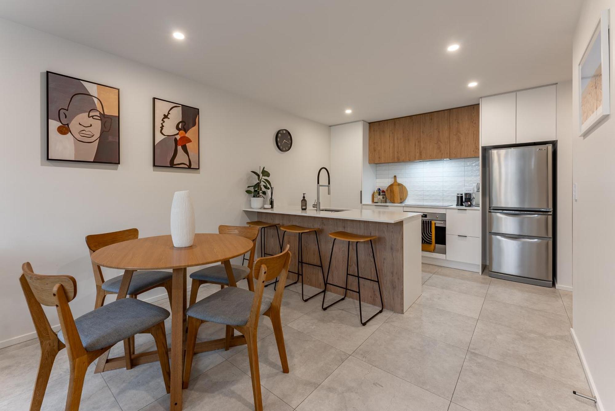 Urban Nest - Entire Townhouse And Free Parking *
