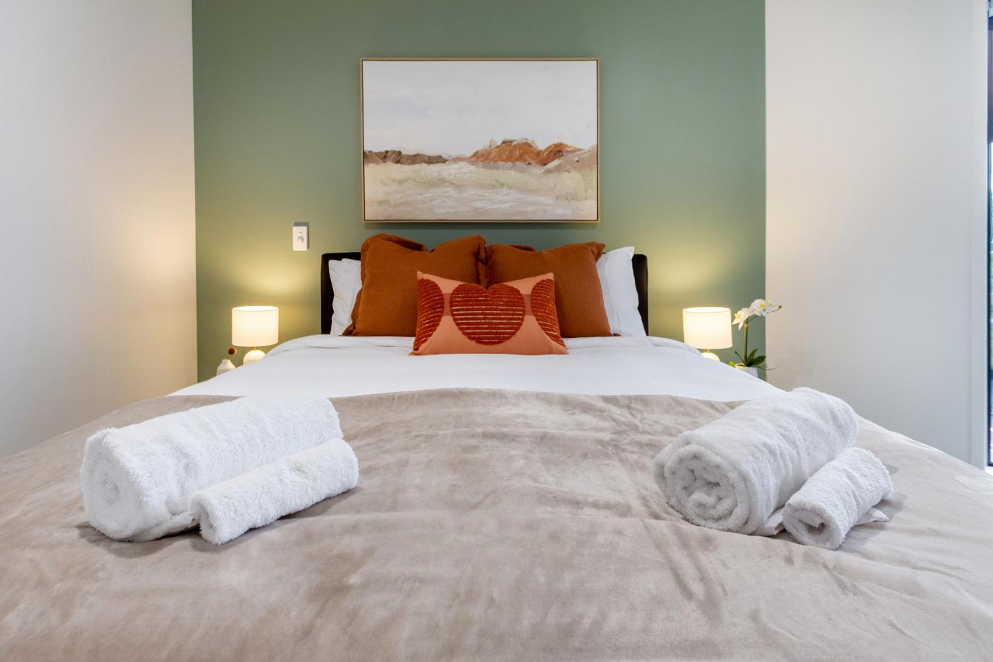Apartment Chic 3-br Cbd Gem In Christchurch: Prime Location