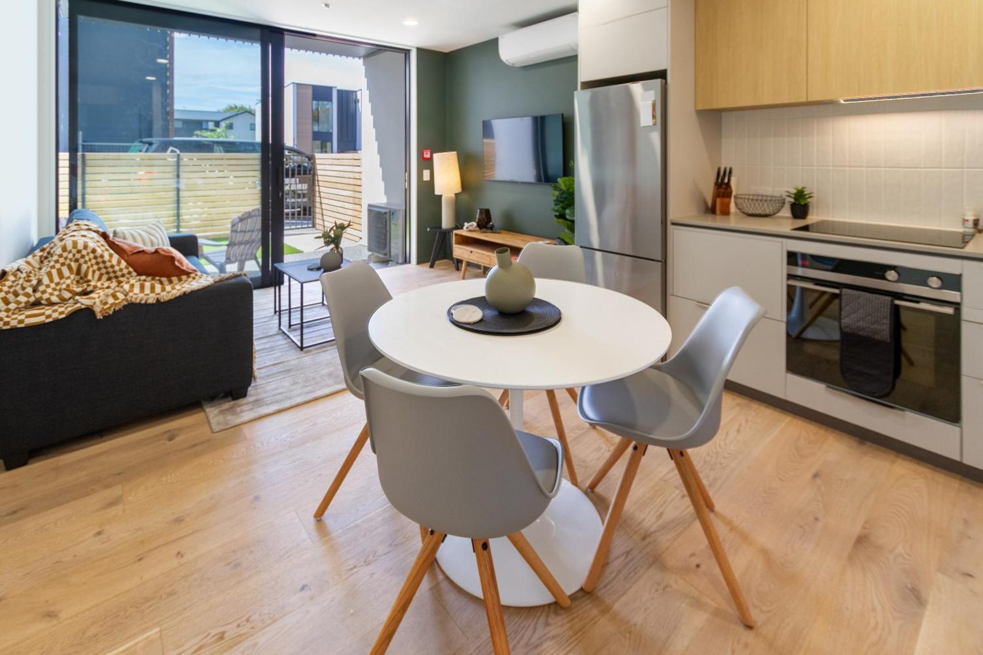 Unbeatable Location 2 Bed Single Lvl Apartment