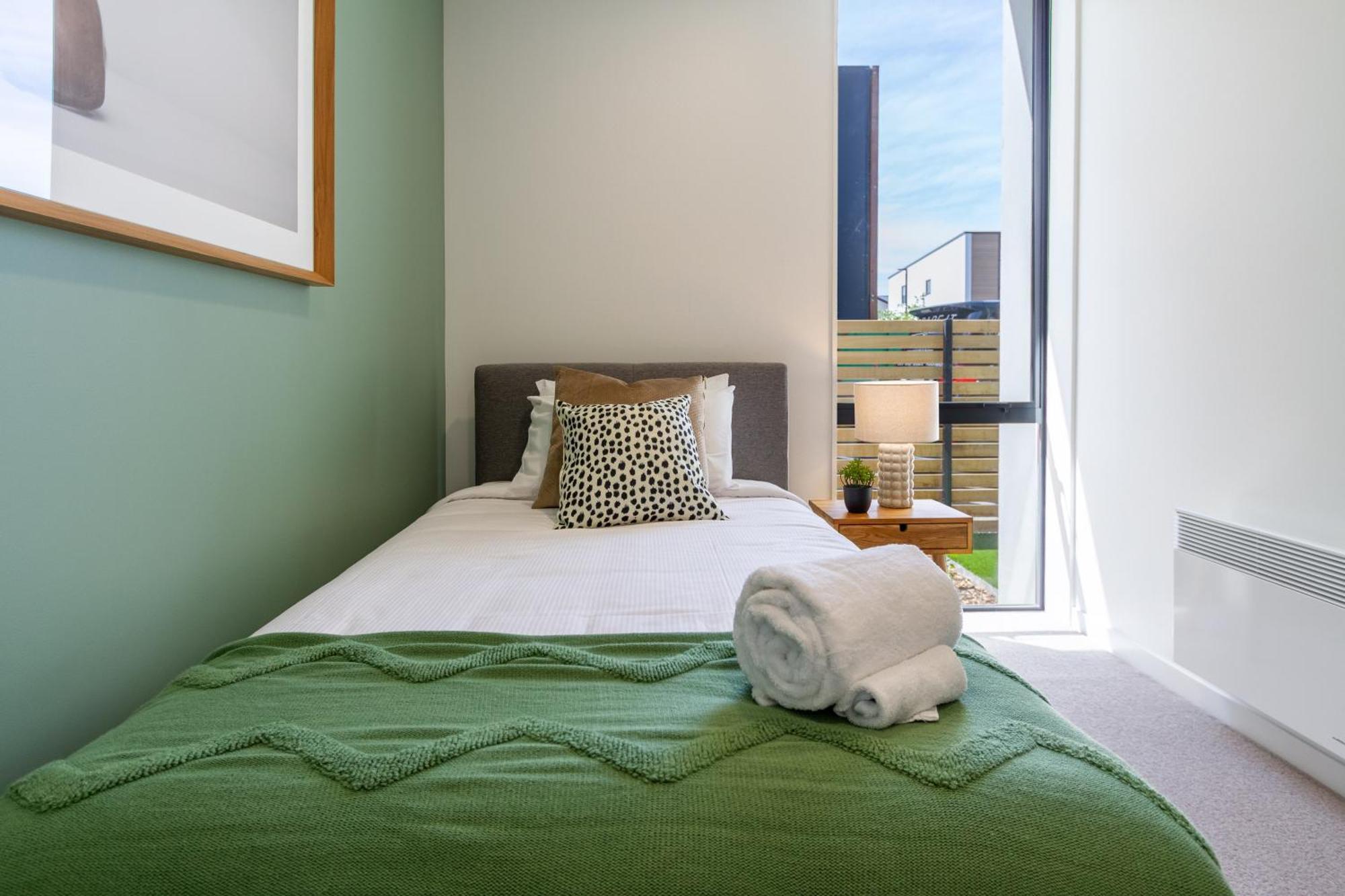 Unbeatable Location 2 Bed Single Lvl * Christchurch