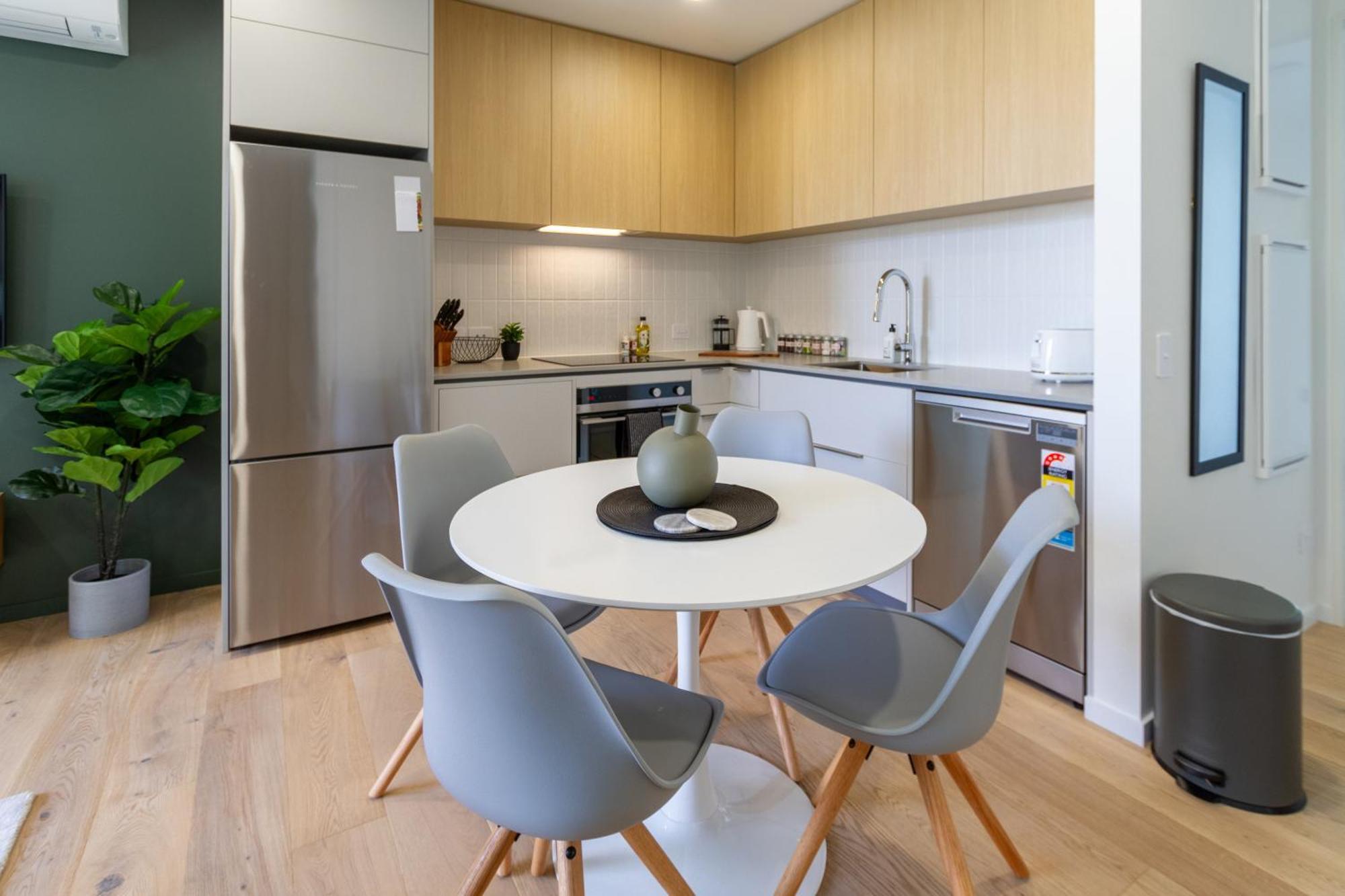 Unbeatable Location 2 Bed Single Lvl * Christchurch
