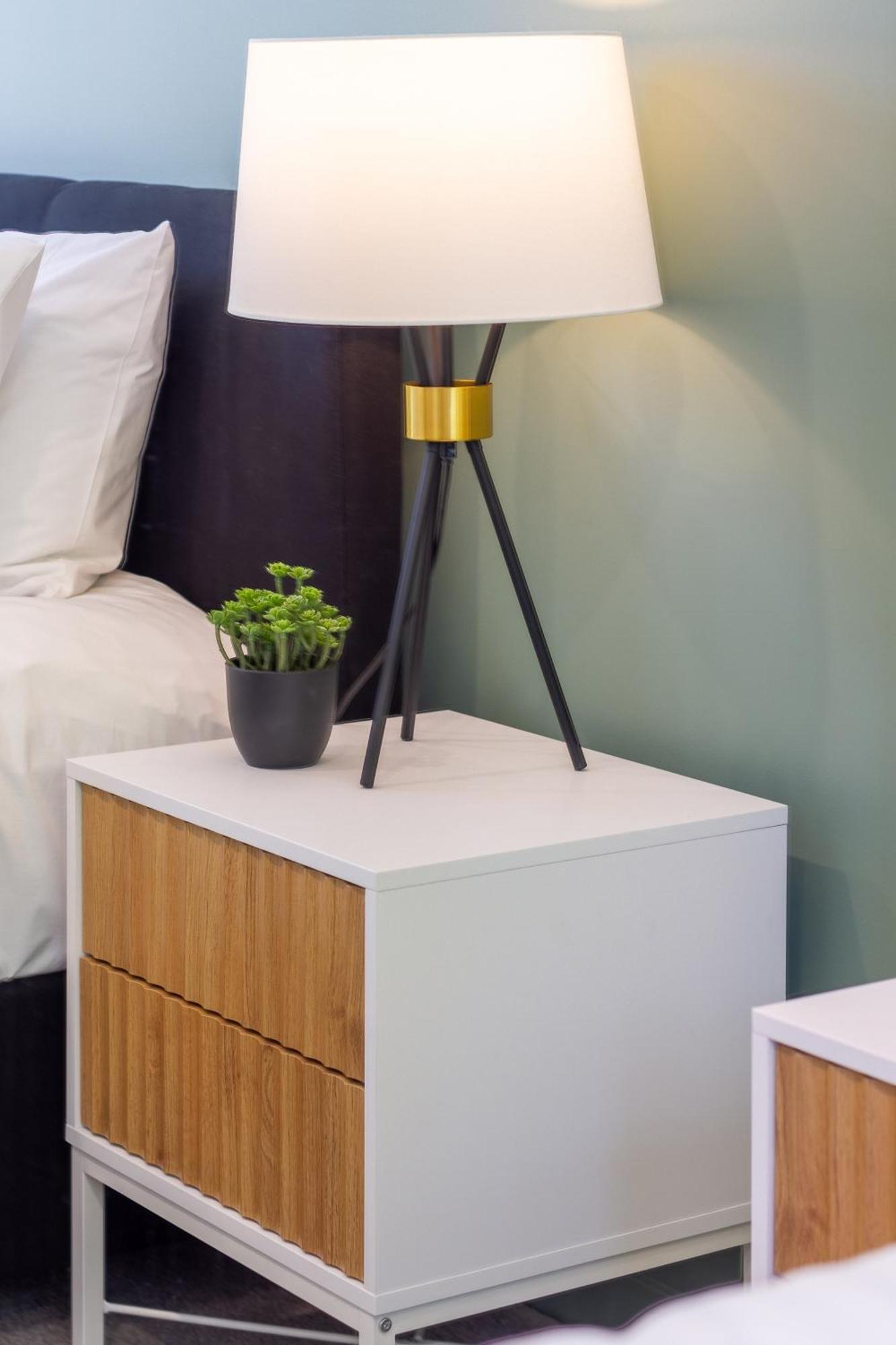 Apartment Unbeatable Location 2 Bed Single Lvl *