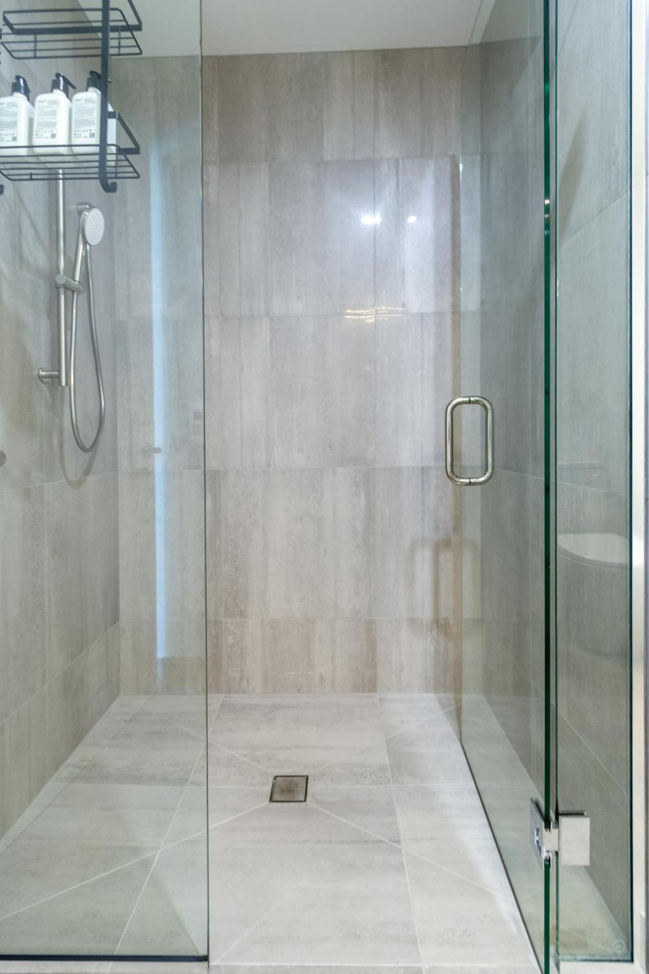 Unbeatable Location 2 Bed Single Lvl Apartment Christchurch