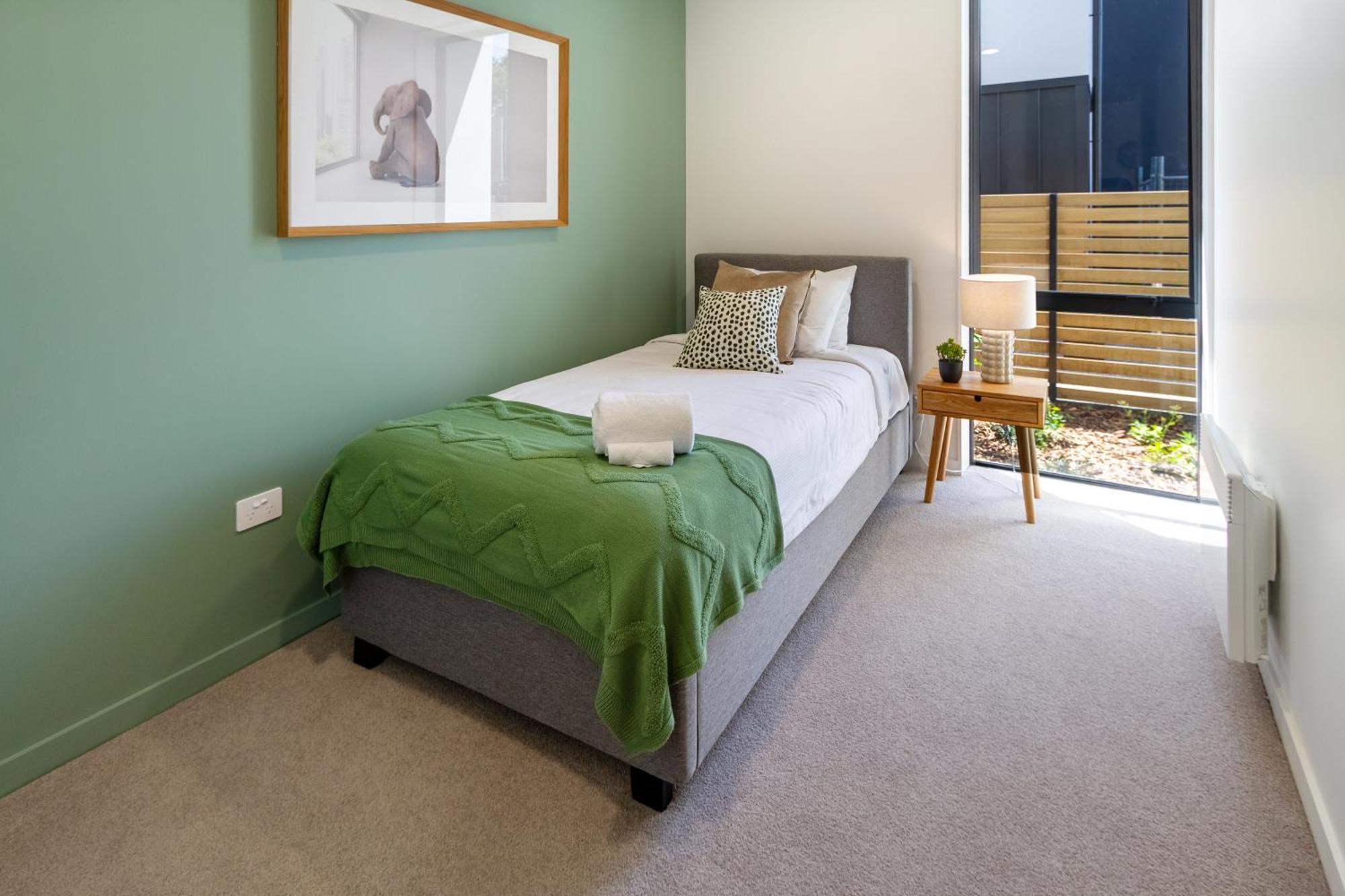 Unbeatable Location 2 Bed Single Lvl Apartment