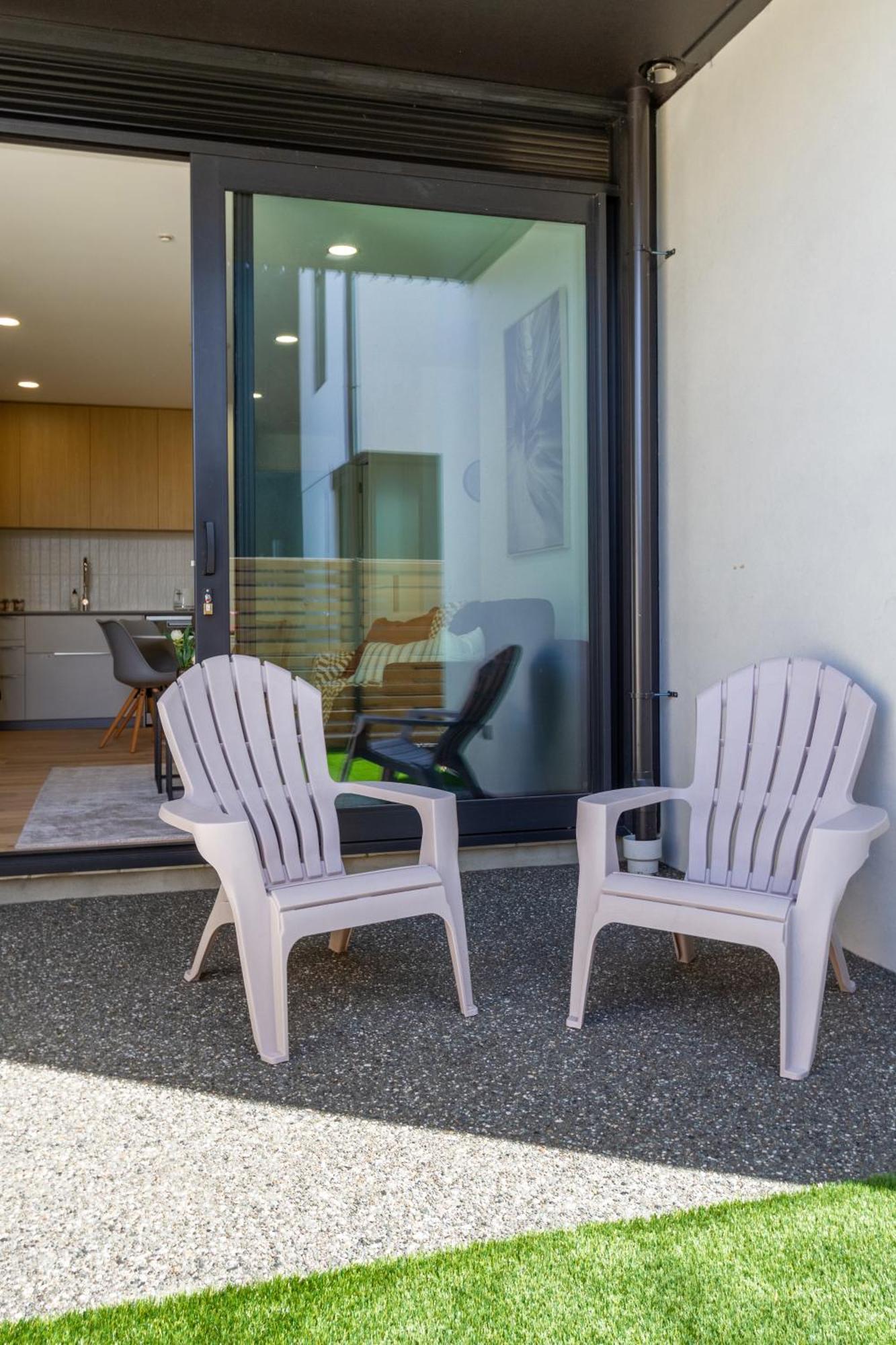 Apartment Unbeatable Location 2 Bed Single Lvl *