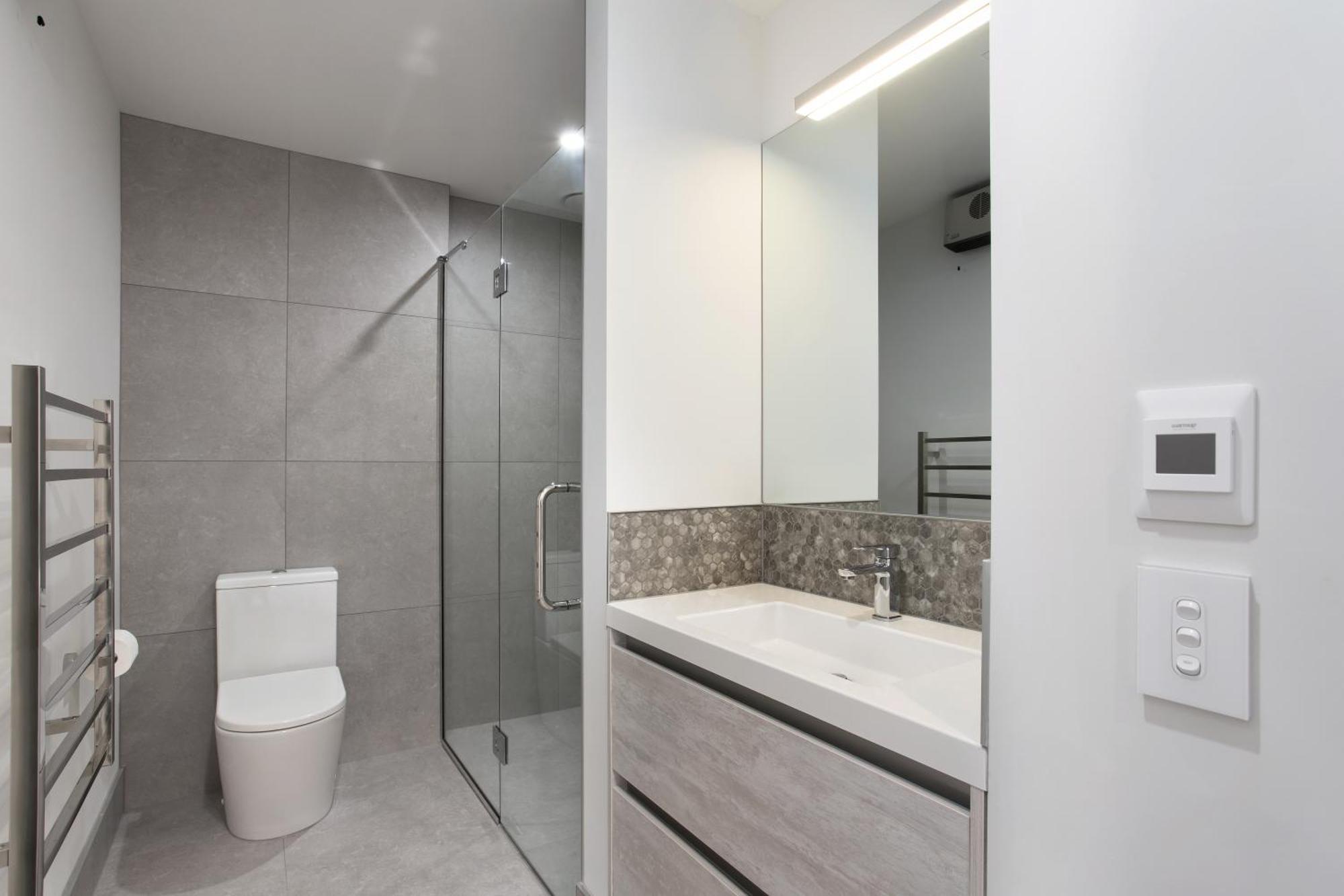 Location Location Location 2 Mins Cbd Free Parking *