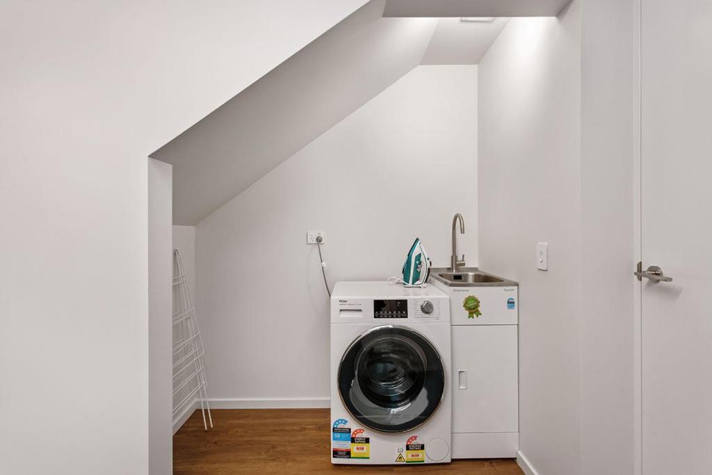 Stylish Brand New Sunny 3bdrm 3bth Garage Sleeps 6 * Christchurch