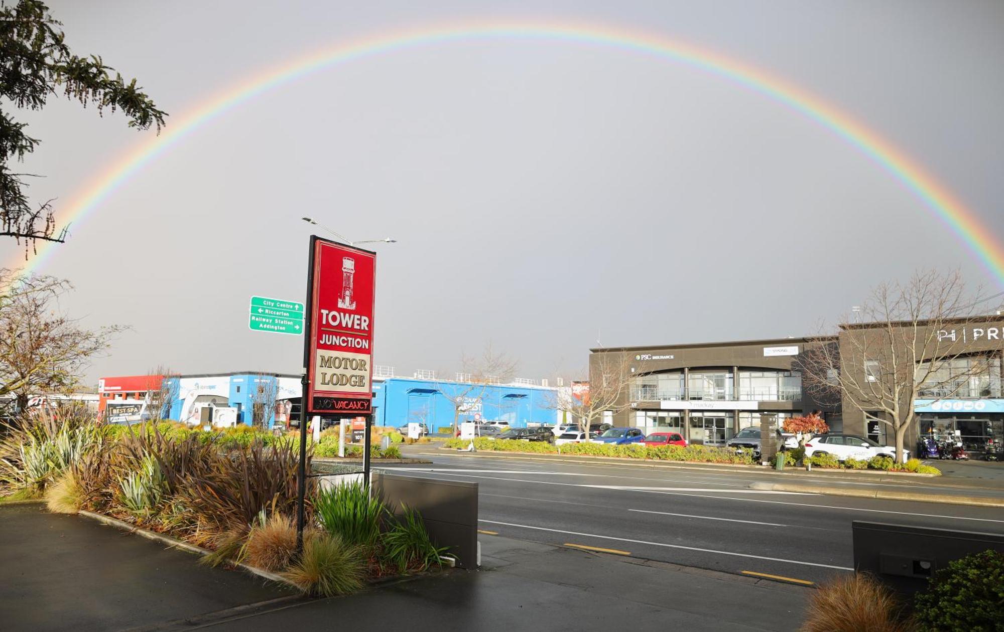 Tower Junction Motor Lodge: With Free Railway Shuttle Motel 4*