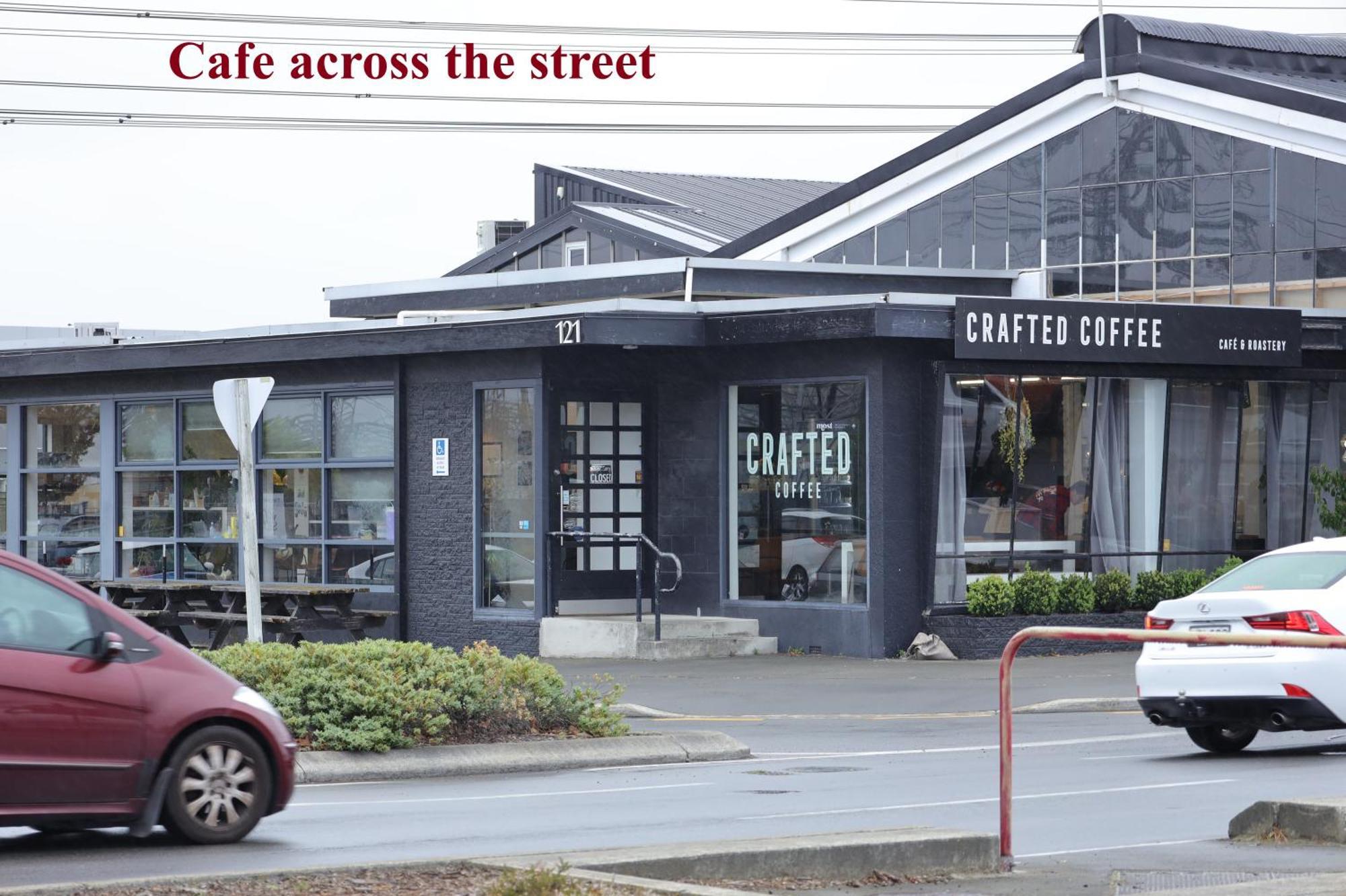 Tower Junction Motor Lodge: With Free Railway Shuttle 4*