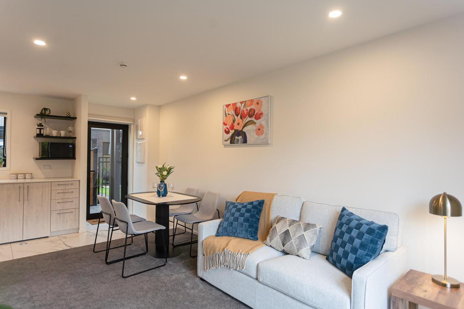 Modern 2 Bedroom Townhouse In Cbd With Parking! Sleeps 5 *
