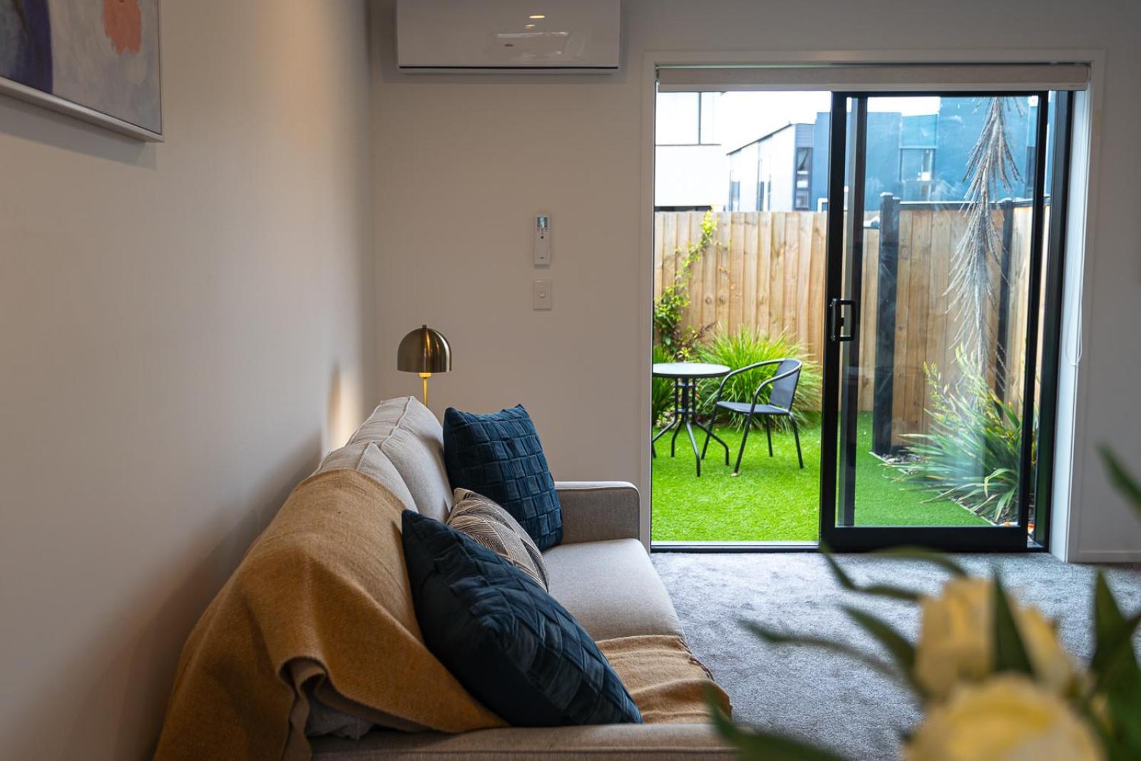 Modern 2 Bedroom Townhouse In Cbd With Parking! Sleeps 5 Christchurch