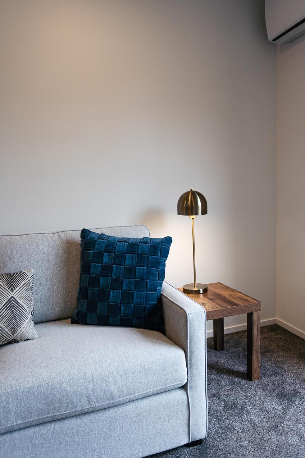 Apartment Modern 2 Bedroom Townhouse In Cbd With Parking! Sleeps 5