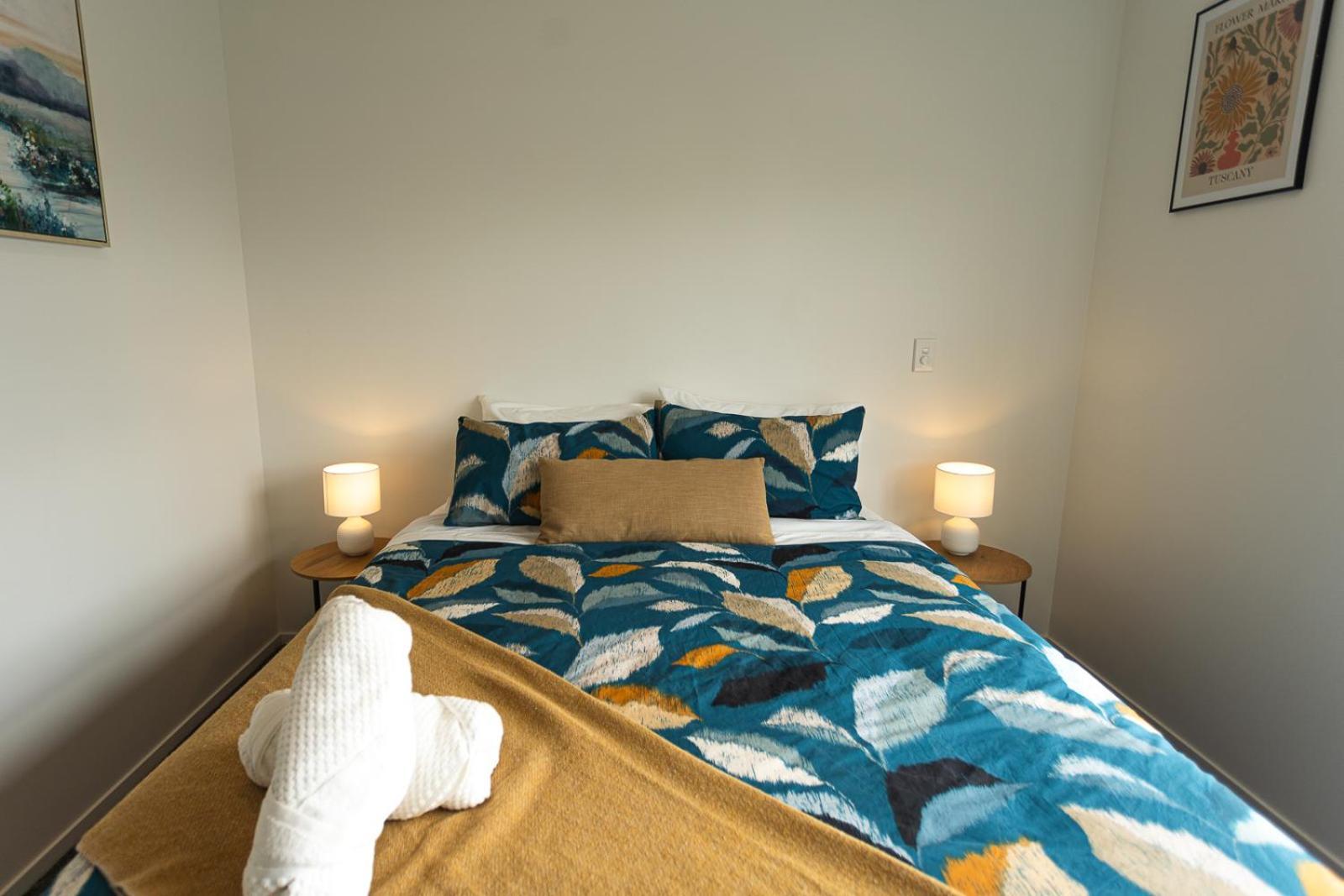 Modern 2 Bedroom Townhouse In Cbd With Parking! Sleeps 5 * Christchurch