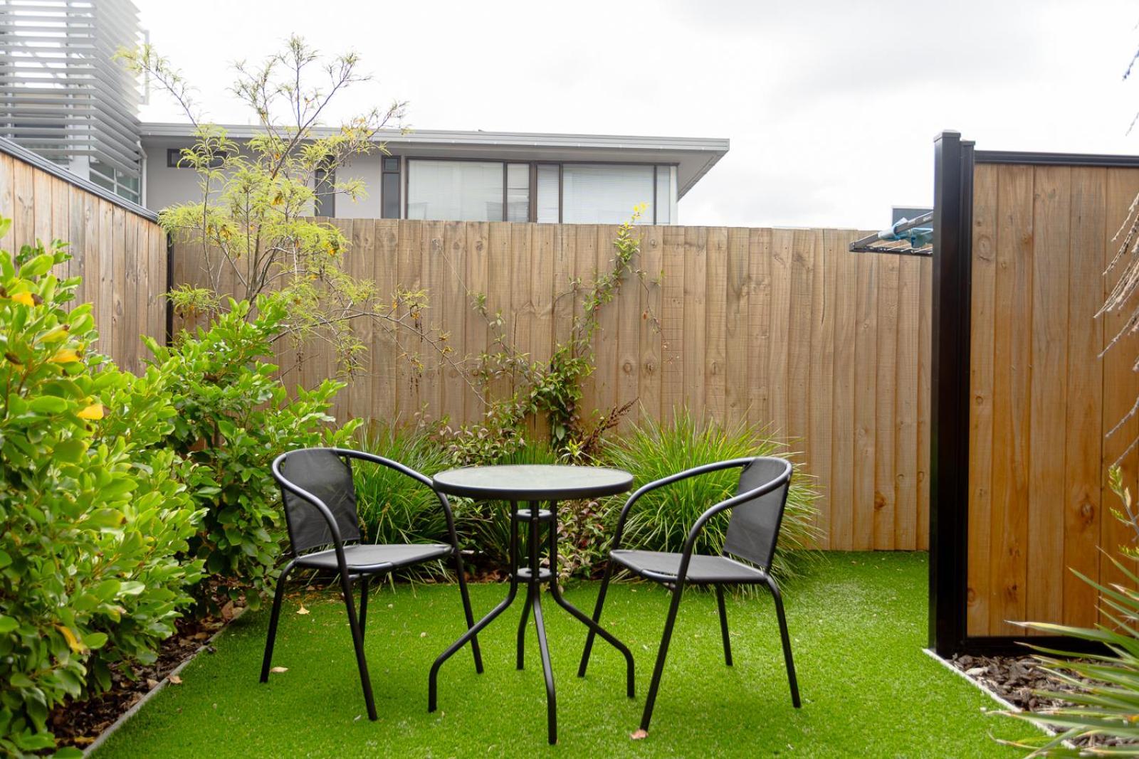 Modern 2 Bedroom Townhouse In Cbd With Parking! Sleeps 5