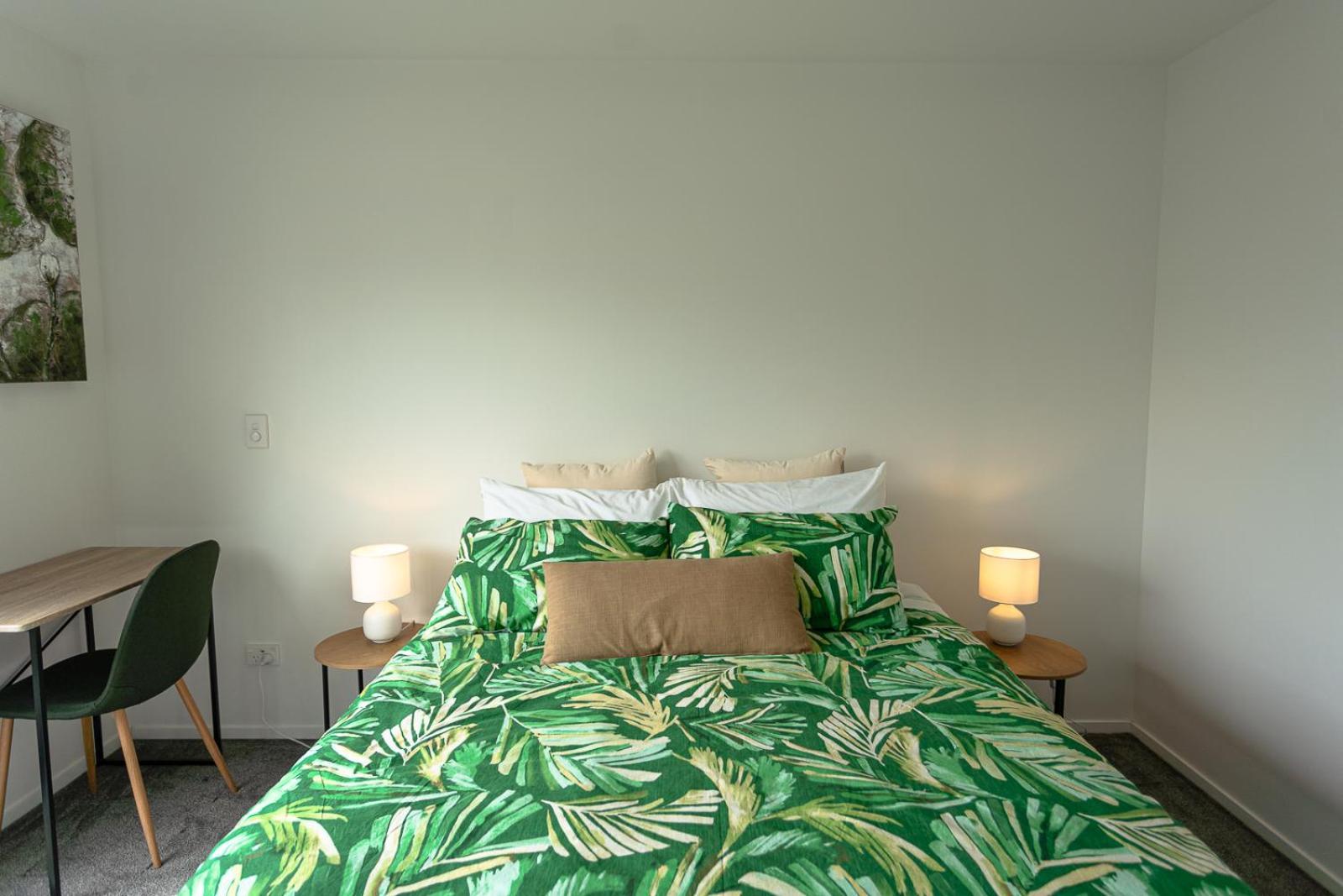 Modern 2 Bedroom Townhouse In Cbd With Parking! Sleeps 5 Apartment