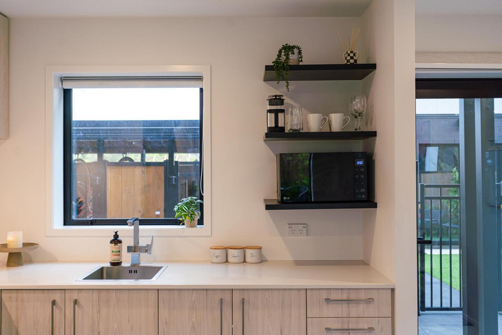 Apartment Modern 2 Bedroom Townhouse In Cbd With Parking! Sleeps 5 Christchurch