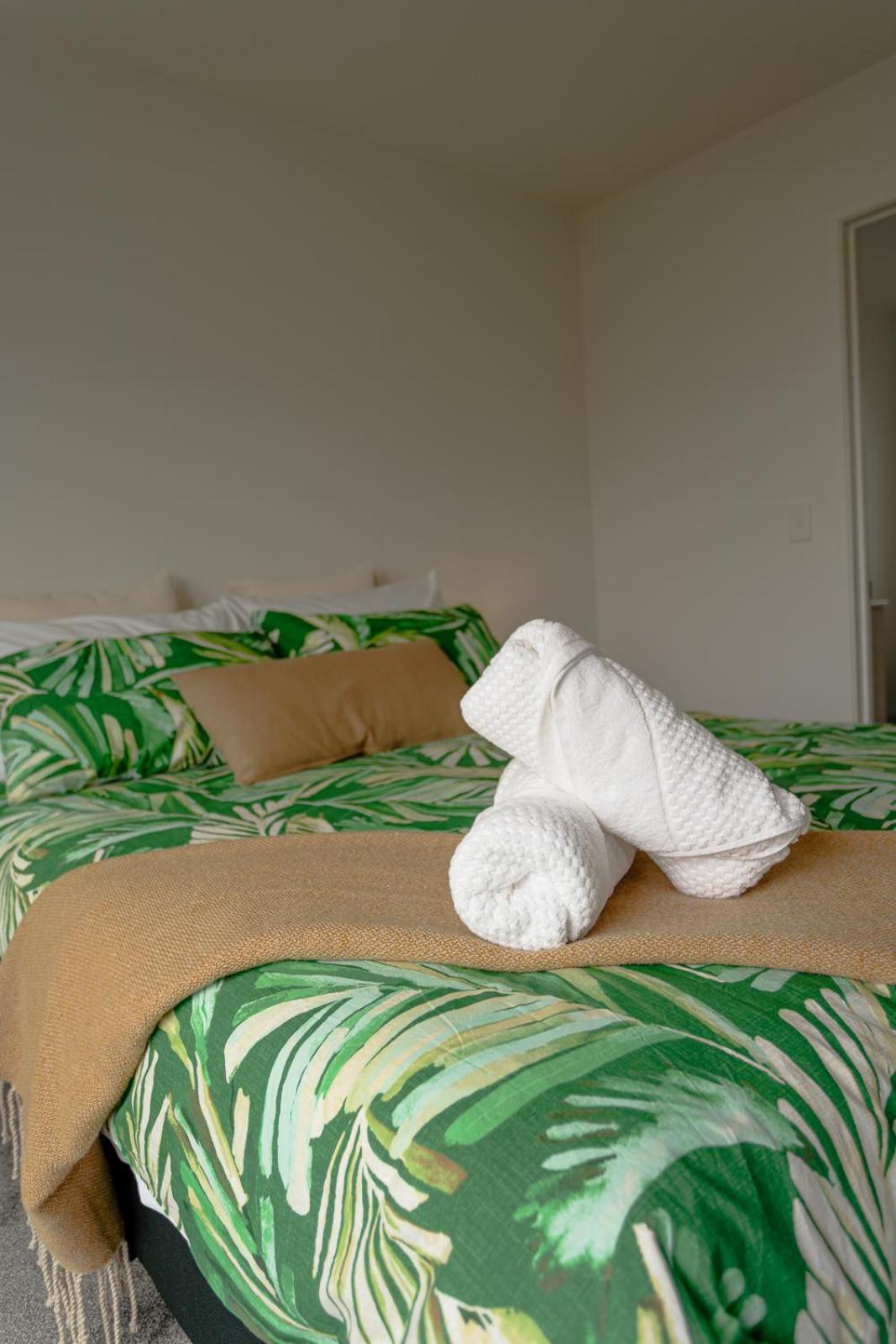 Modern 2 Bedroom Townhouse In Cbd With Parking! Sleeps 5 * Christchurch