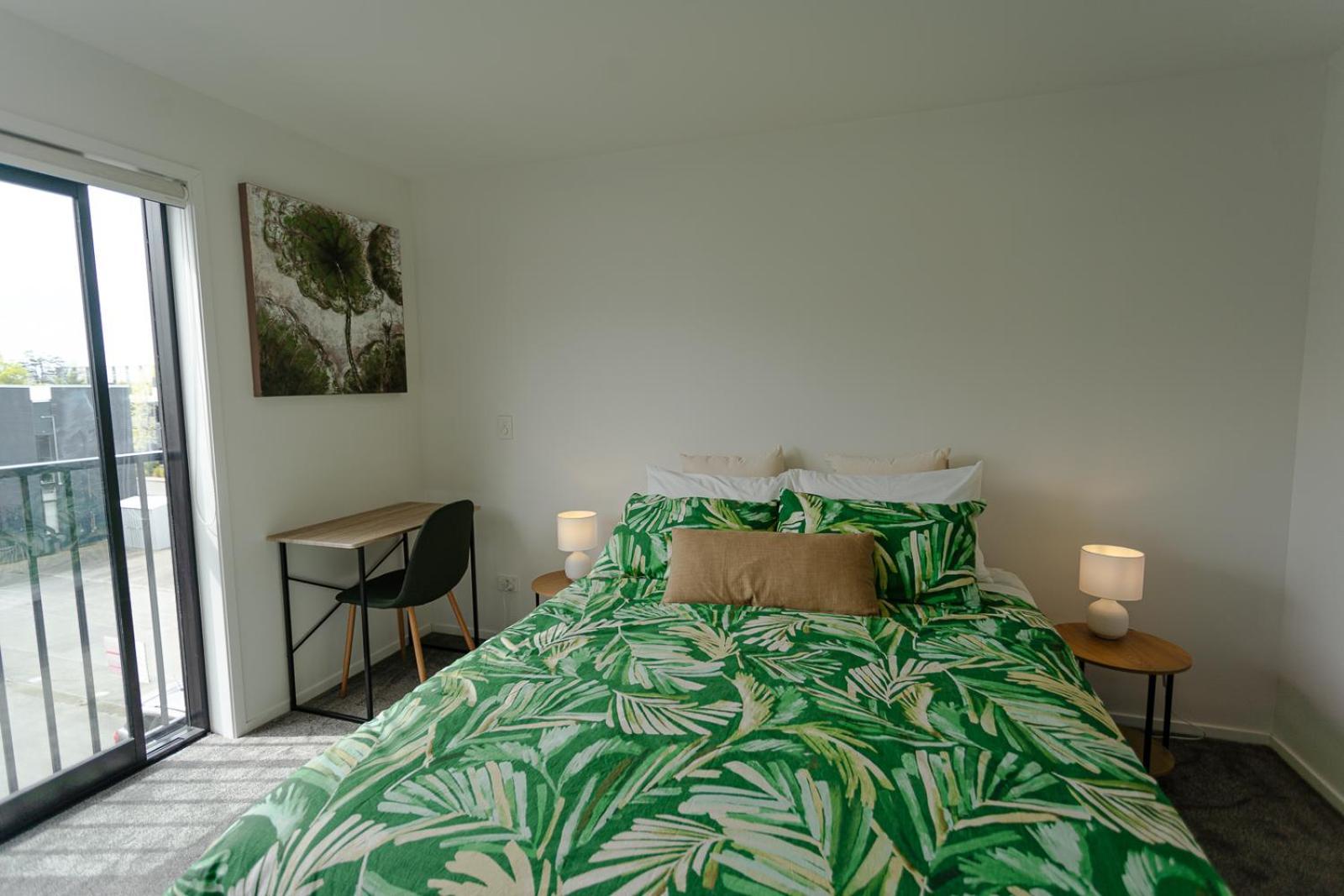 Modern 2 Bedroom Townhouse In Cbd With Parking! Sleeps 5 Apartment
