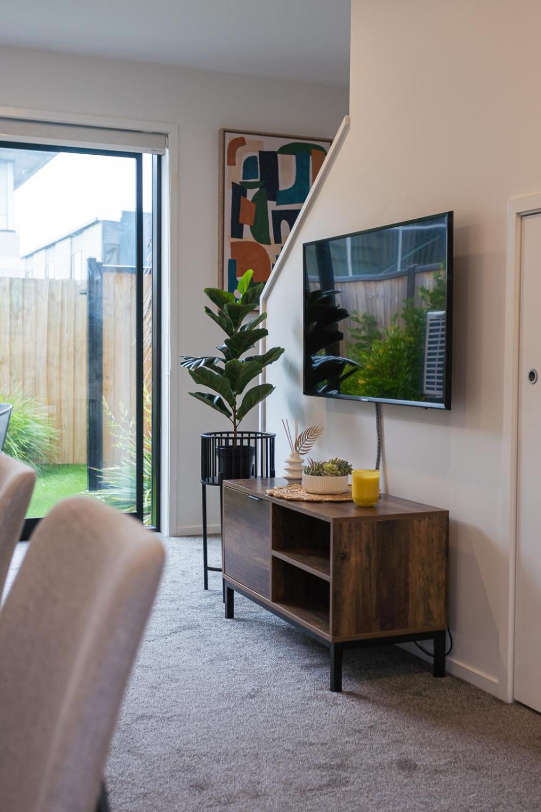 Modern 2 Bedroom Townhouse In Cbd With Parking! Sleeps 5 Apartment *