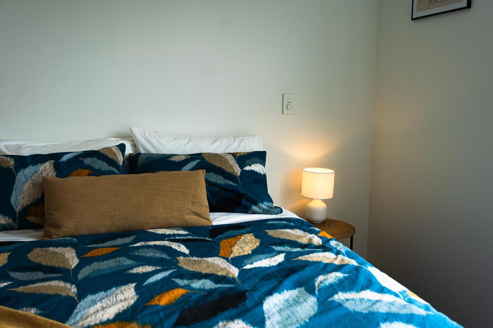 Modern 2 Bedroom Townhouse In Cbd With Parking! Sleeps 5 Apartment *