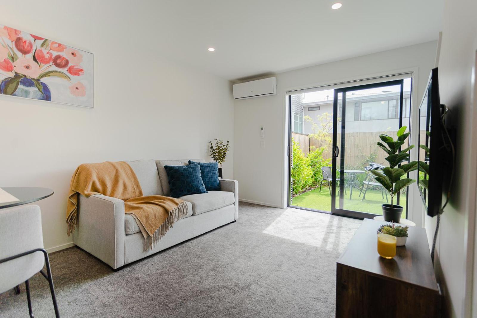 Apartment Modern 2 Bedroom Townhouse In Cbd With Parking! Sleeps 5
