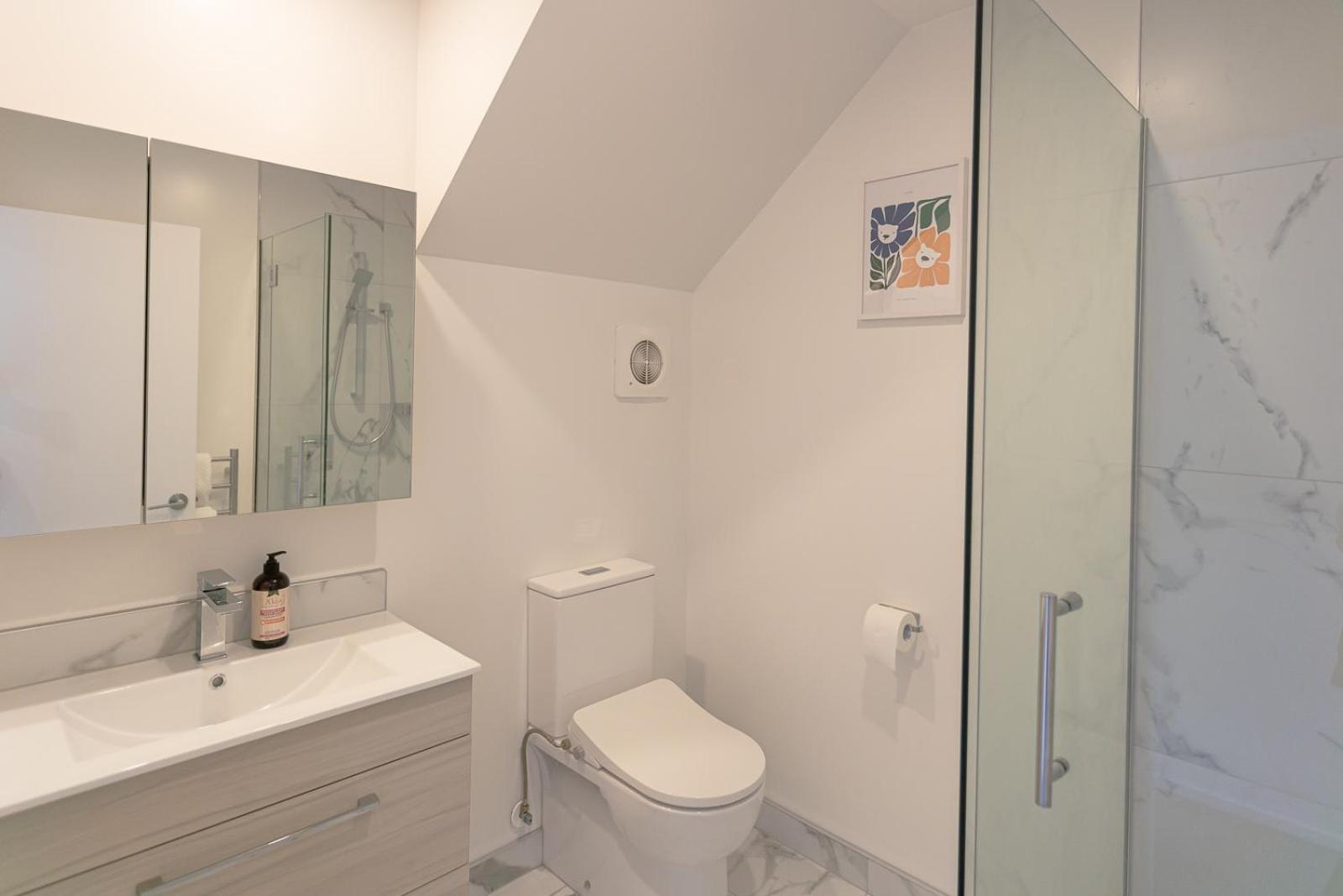 Apartment Modern 2 Bedroom Townhouse In Cbd With Parking! Sleeps 5 *