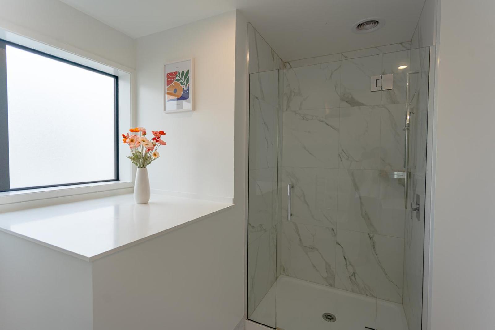 Modern 2 Bedroom Townhouse In Cbd With Parking! Sleeps 5 Christchurch