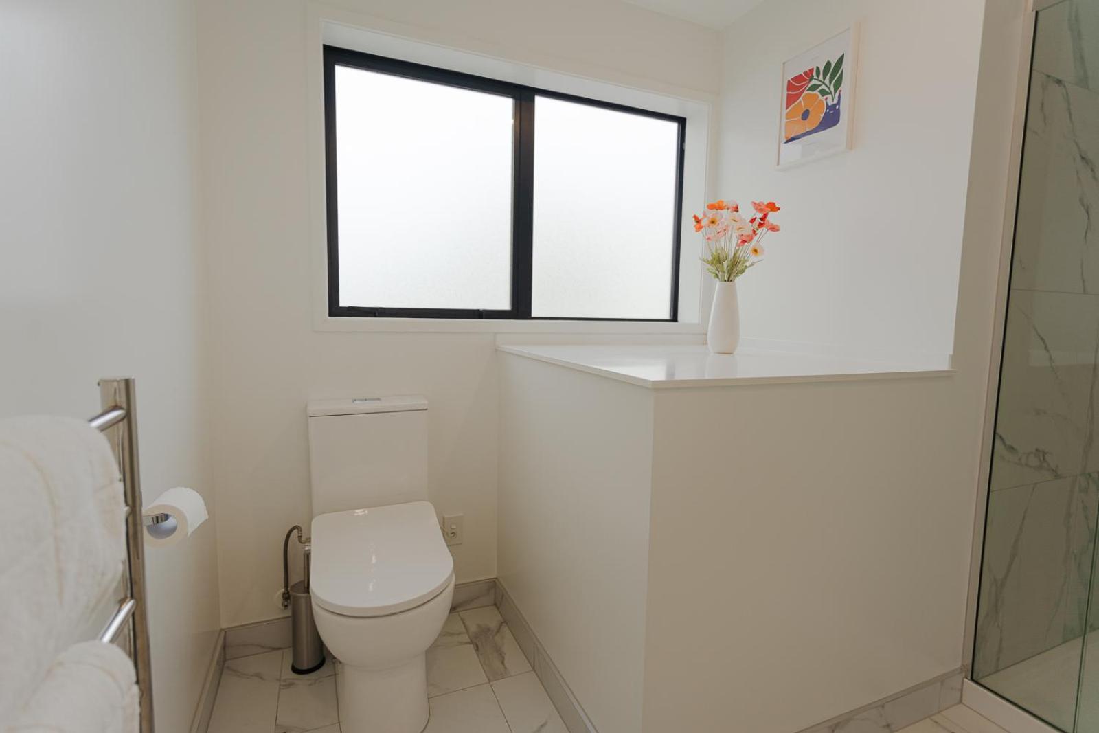 Modern 2 Bedroom Townhouse In Cbd With Parking! Sleeps 5 * Christchurch