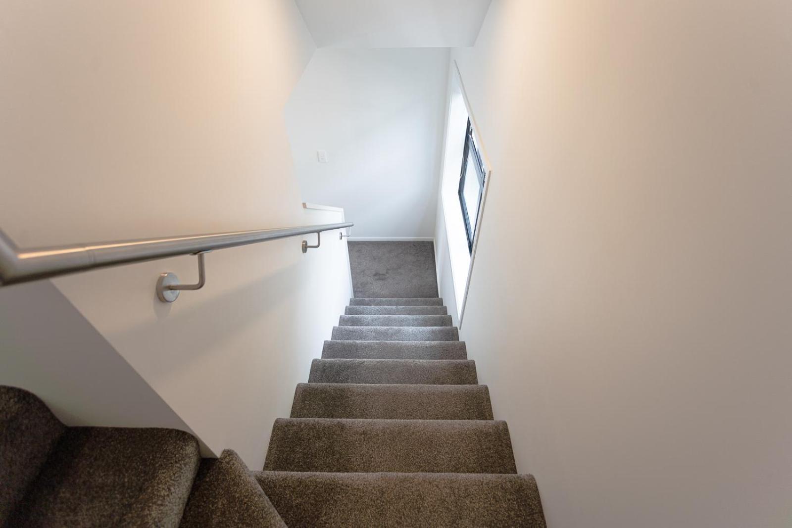 Modern 2 Bedroom Townhouse In Cbd With Parking! Sleeps 5