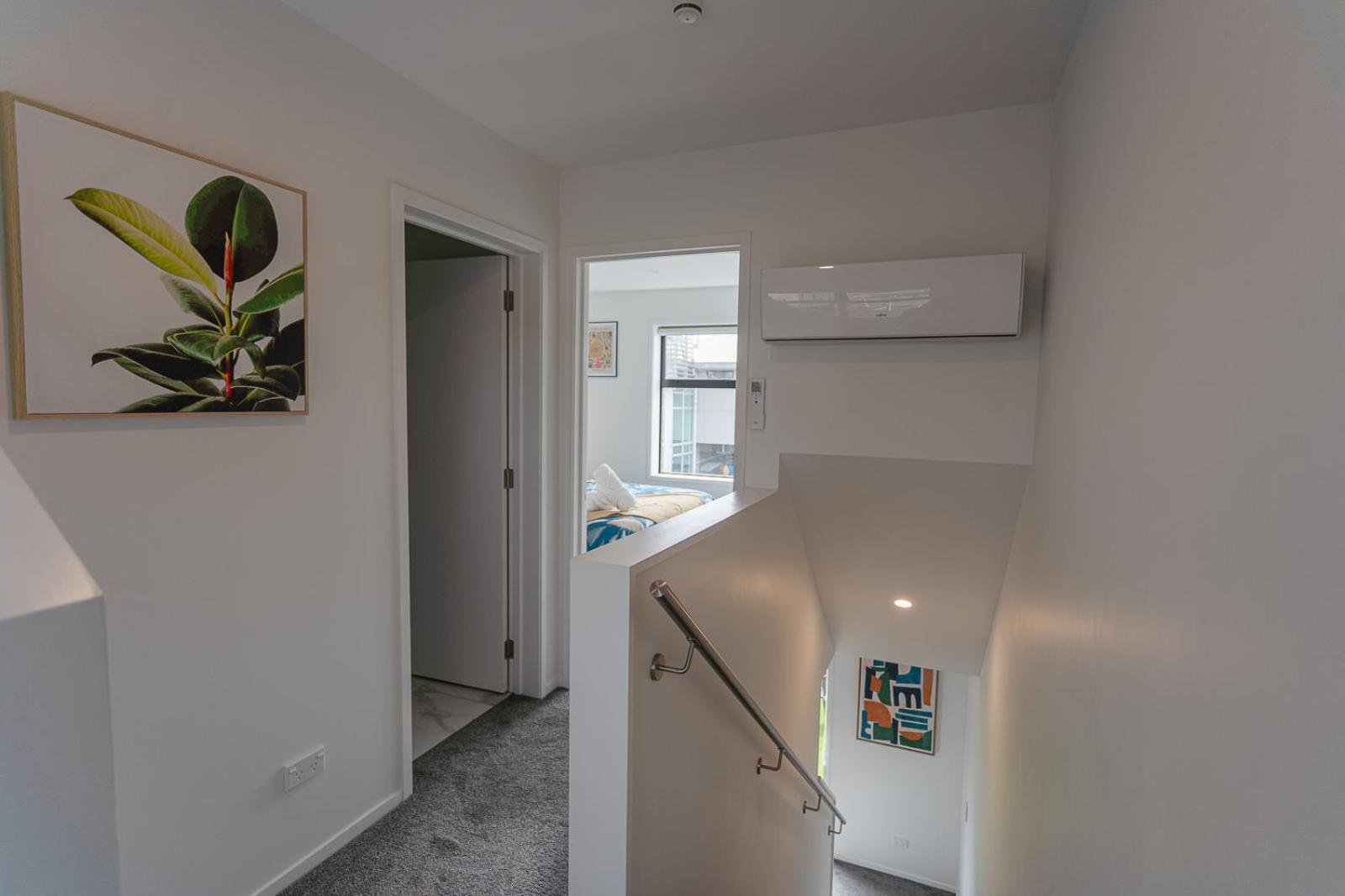 Modern 2 Bedroom Townhouse In Cbd With Parking! Sleeps 5 Apartment