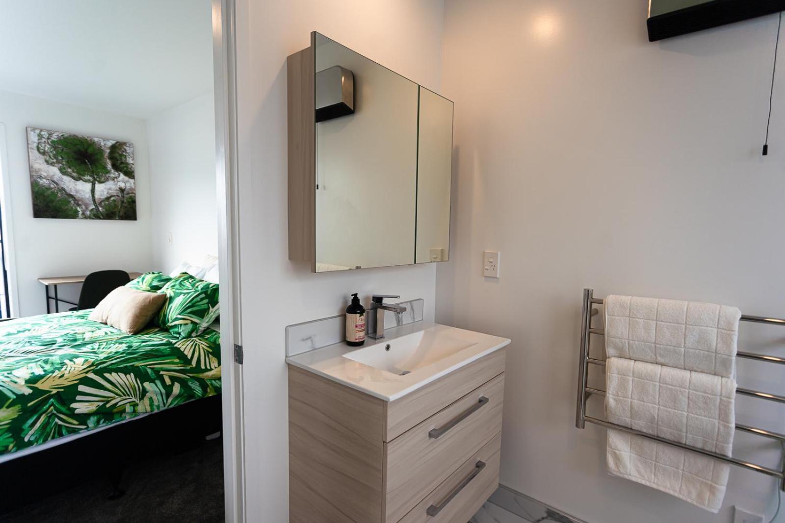 Apartment Modern 2 Bedroom Townhouse In Cbd With Parking! Sleeps 5