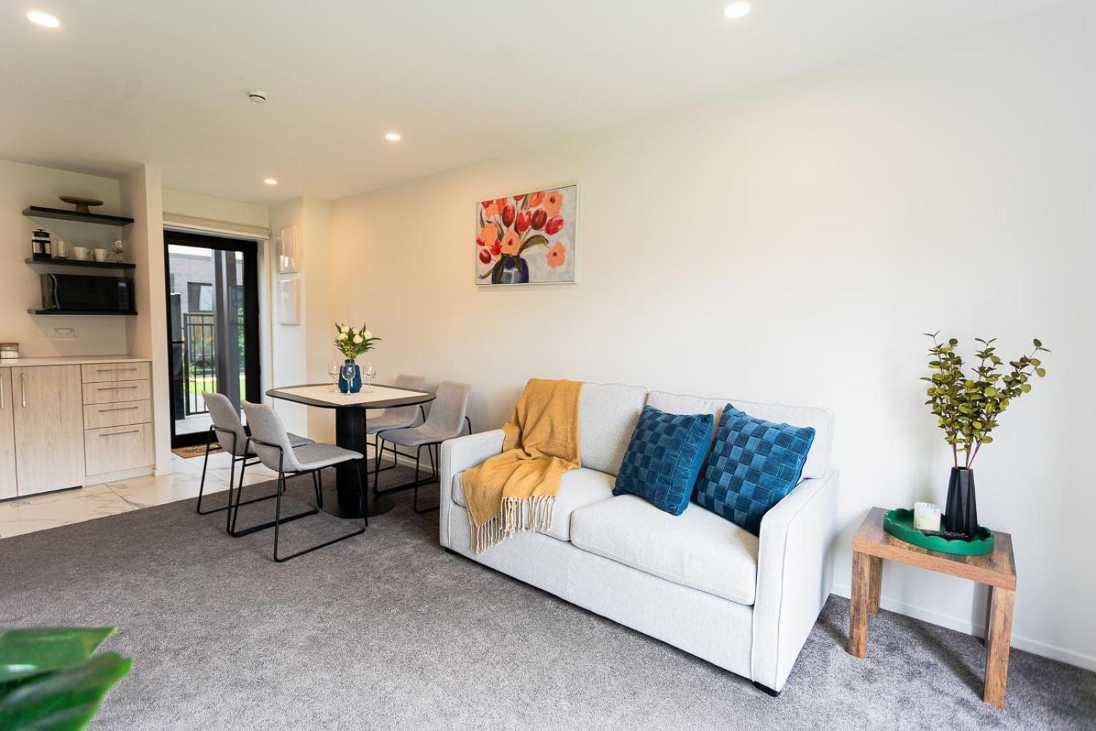 Modern 2 Bedroom Townhouse In Cbd With Parking! Sleeps 5 Apartment *
