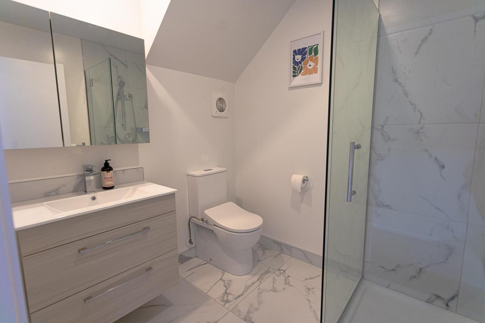 Apartment Modern 2 Bedroom Townhouse In Cbd With Parking! Sleeps 5 *