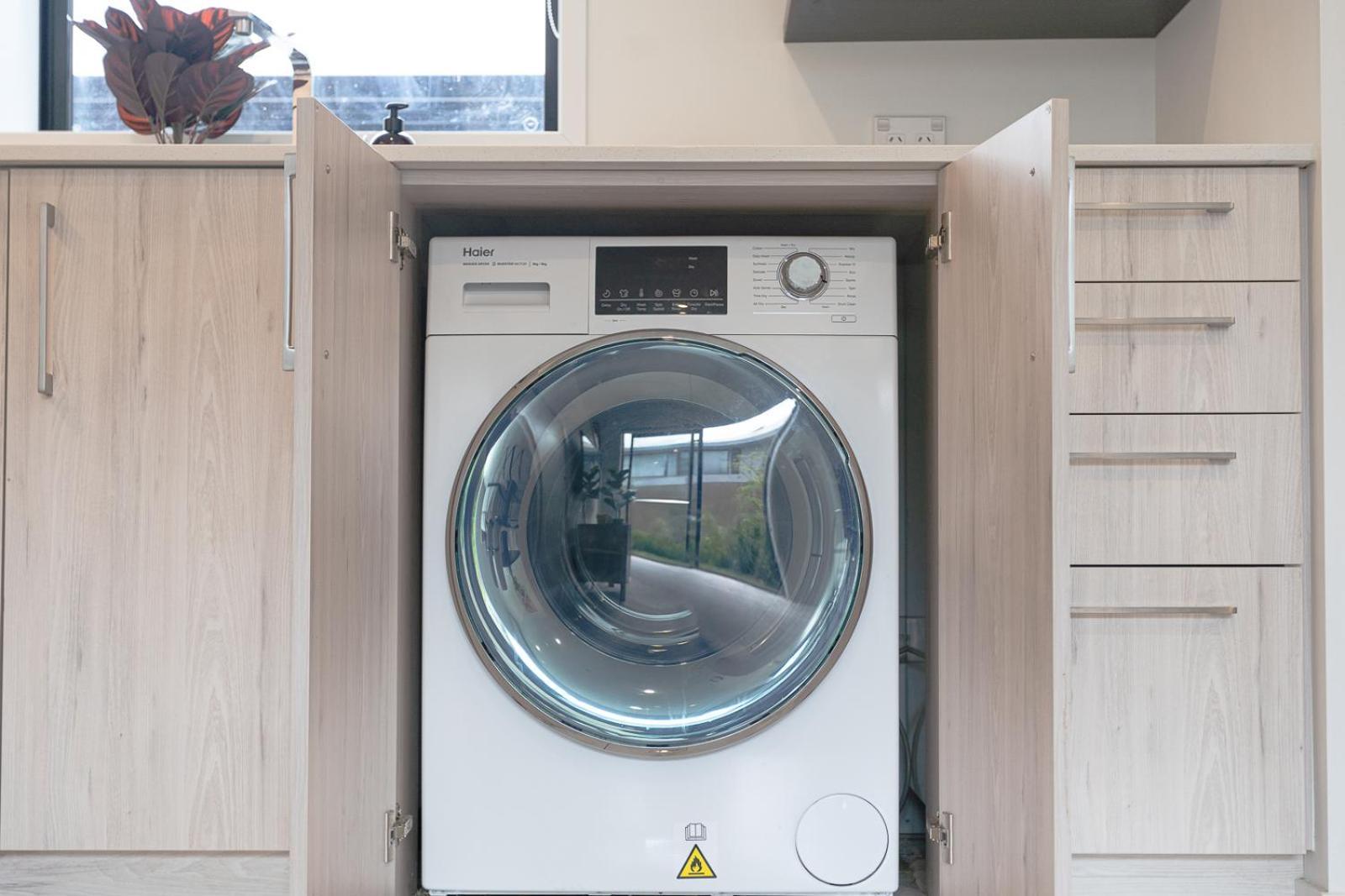 Modern 2 Bedroom Townhouse In Cbd With Parking! Sleeps 5 Christchurch