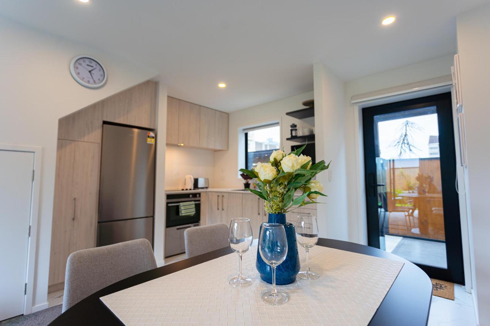 Modern 2 Bedroom Townhouse In Cbd With Parking! Sleeps 5 * Christchurch